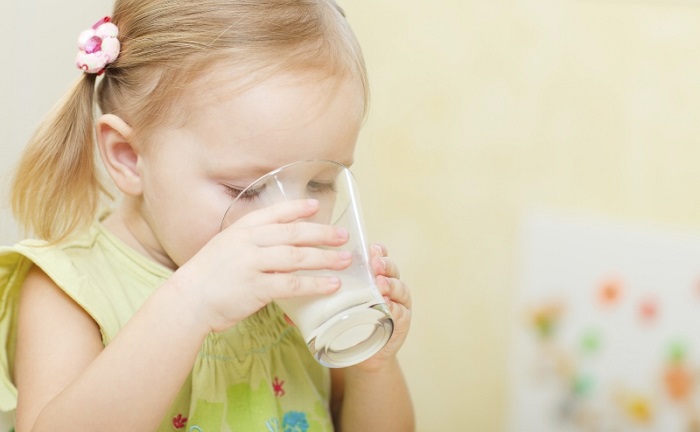 Crianças podem ser ter alergia a proteína do leite de vaca, entenda