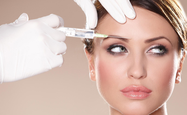 Aplicação de botox em rugas glabelares