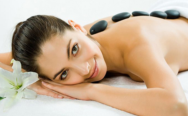 Massagem com pedras quentes Massagem com pedras quentes