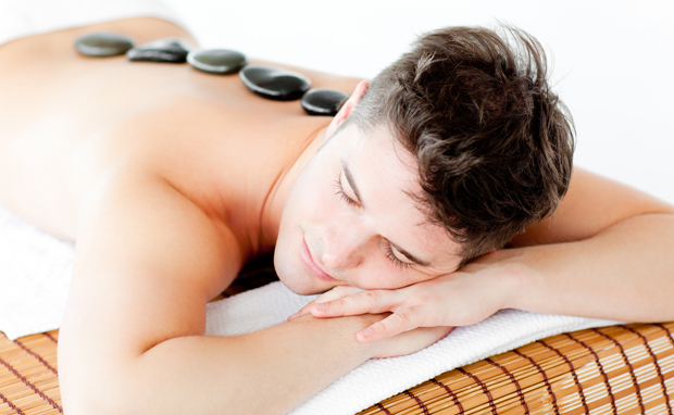 Massagem com pedras quentes Massagem com pedras quentes