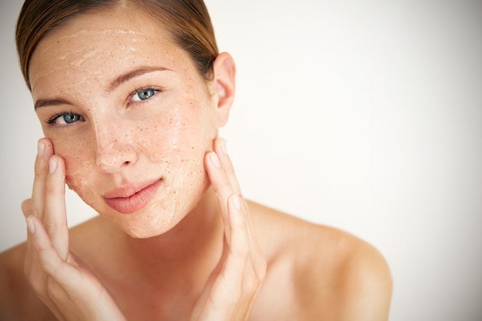 Descubra se é recomendado o tratamento caseiro de pele acneica