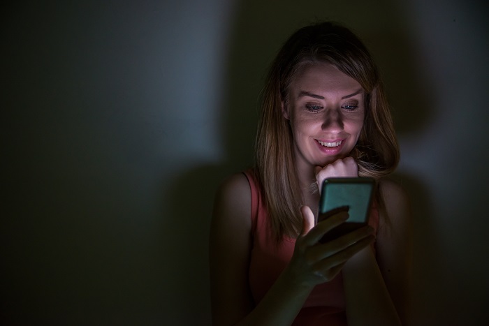 Exposição excessiva à tela do celular pode estar prejudicando seus olhos
