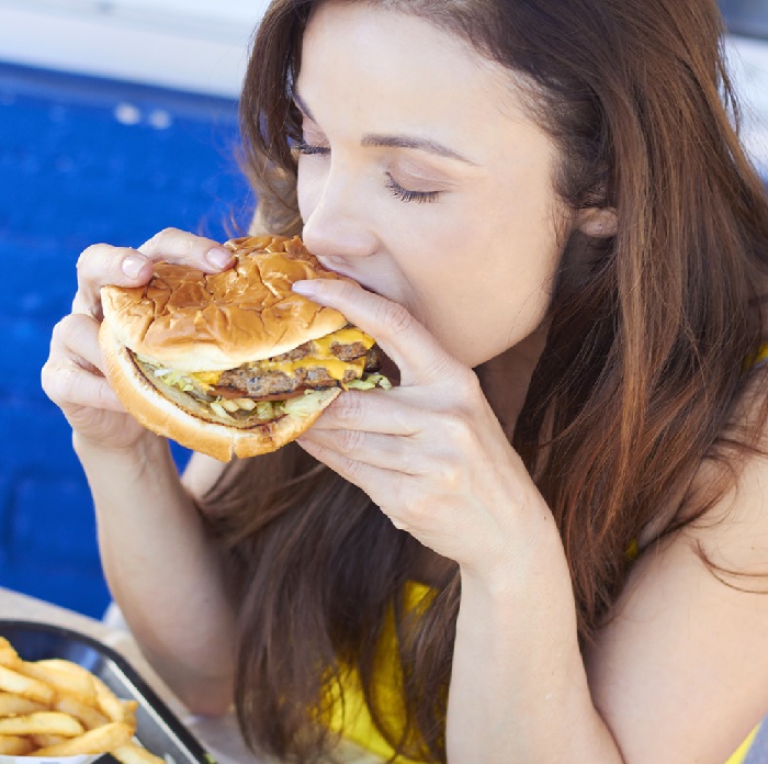 Comer rápido aumenta risco de síndrome metabólica e obesidade