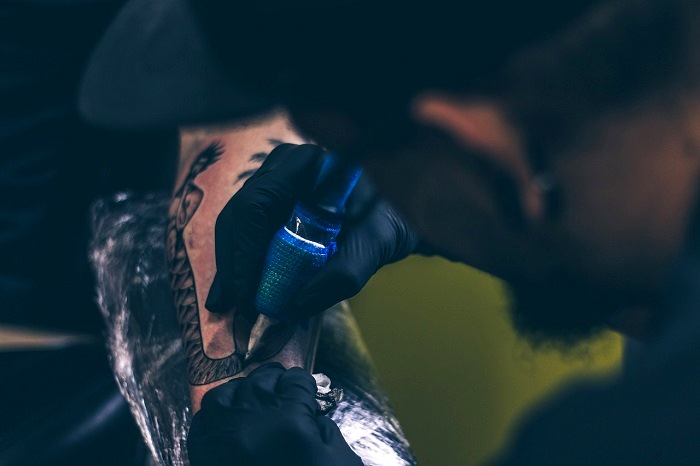 Cientistas descobrem que partículas de tinta de tatuagem viajam pelo corpo
